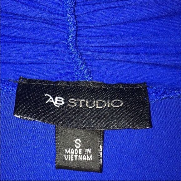 AB Studio (Kohl’s) Top Royal Blue Ivory Ruffled Beaded Neckline Cami Cardi S - Picture 2 of 16